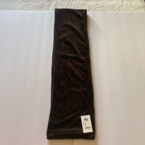 The Walking Company Leopard Print Scarf‎